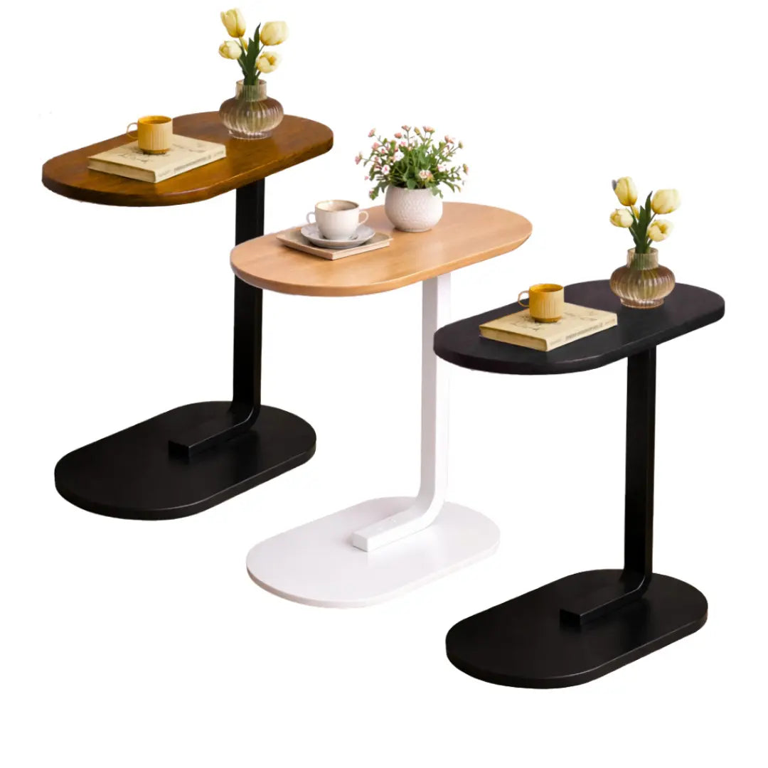 Mesa lateral portátil ao lado do sofá na sala de estar